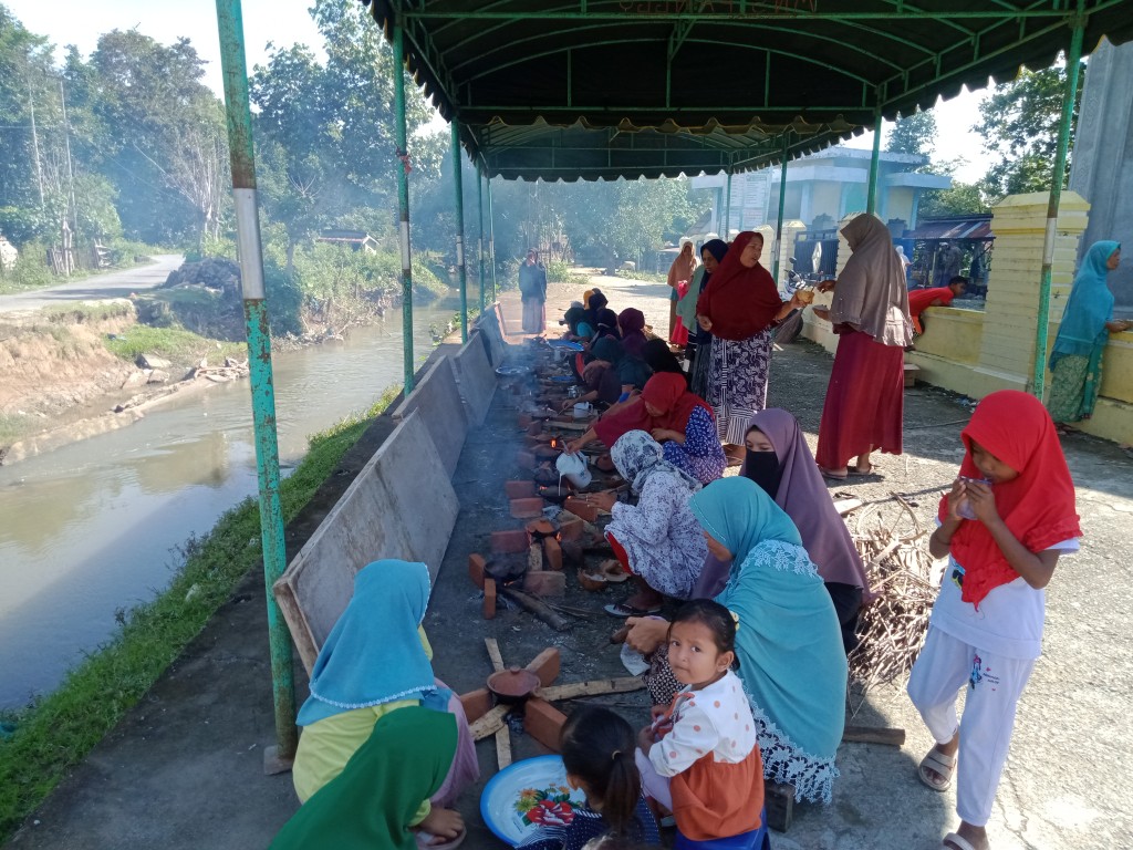 Kegiatan Toet Apam merupakan salah satu keunggulan dan adat turun temurun dalam masyarakat Gampong